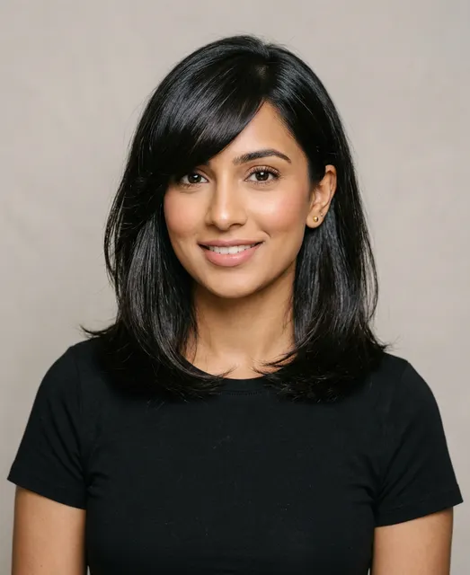 Side-swept fringe haircut for a triangle face